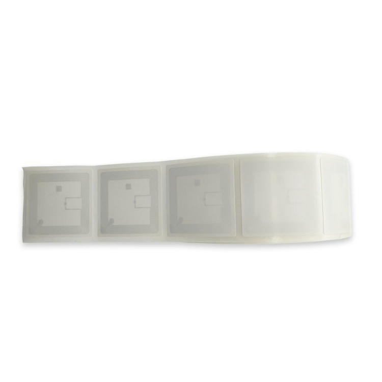 O fâșie scurtă de etichete pătrate RFID pentru cărți este așezată plat pentru a afișa incrustații repetate și suprafața exterioară curată a etichetei.