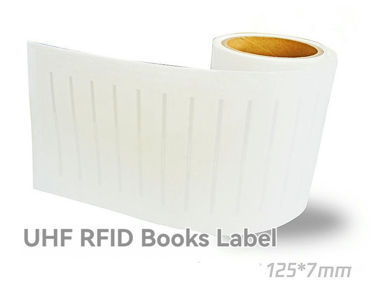 O fotografie curată de produs prezintă o rolă de etichete RFID UHF pentru cărți, cu contururi discrete ale inlay-ului vizibile pe suprafața albă.