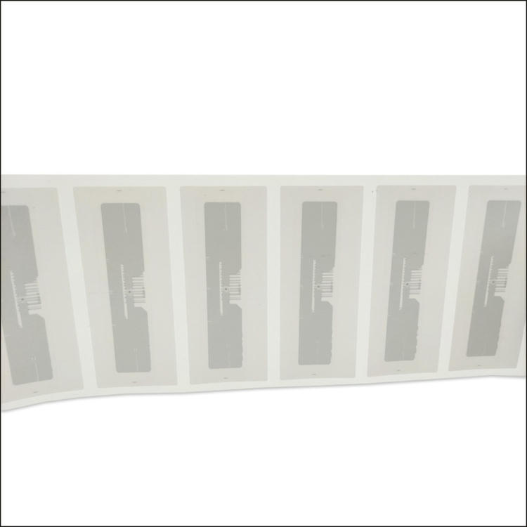 Vedere din spate a UHF parbriz RFID Banda de etichete care arată modelul de incrustare a antenei încorporate pentru citiri consistente pe sticlă.
