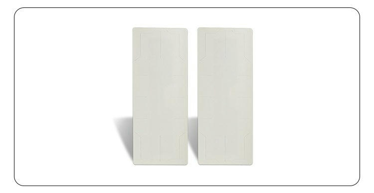 Două etichete RFID UHF blank pentru parbriz sunt prezentate alăturat, evidențiind dimensiunea și suprafața curată pentru imprimarea datelor de acces auto.