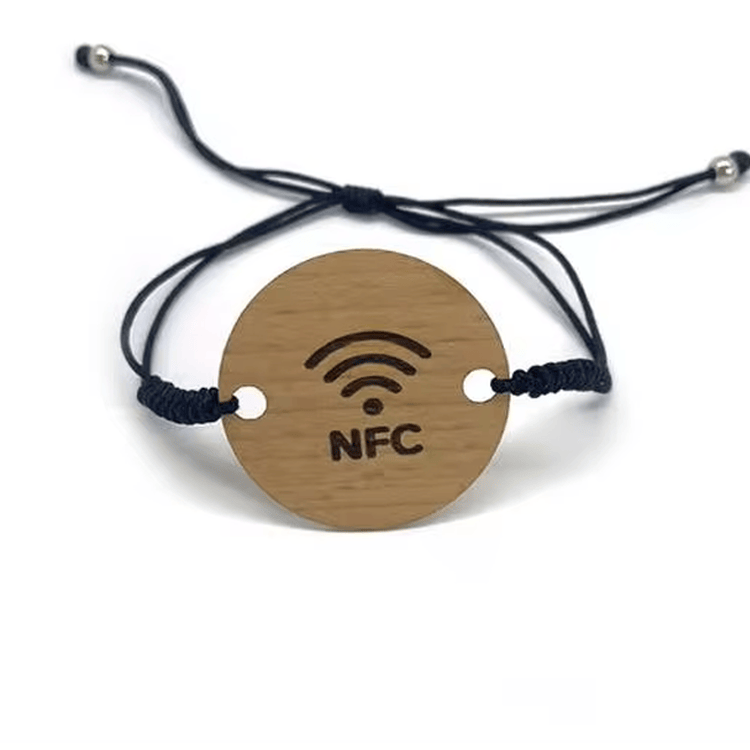 Fotografie de produs cu brățări RFID personalizate din lemn pentru hoteluri și evenimente, evidențiind finisajul materialului în categoria Wooden Cards.