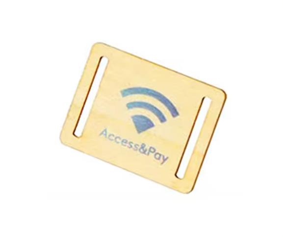 Această imagine prezintă brățările RFID personalizate din lemn pentru hoteluri și evenimente, utilizate pentru control acces securizat în aplicații Wooden Cards.