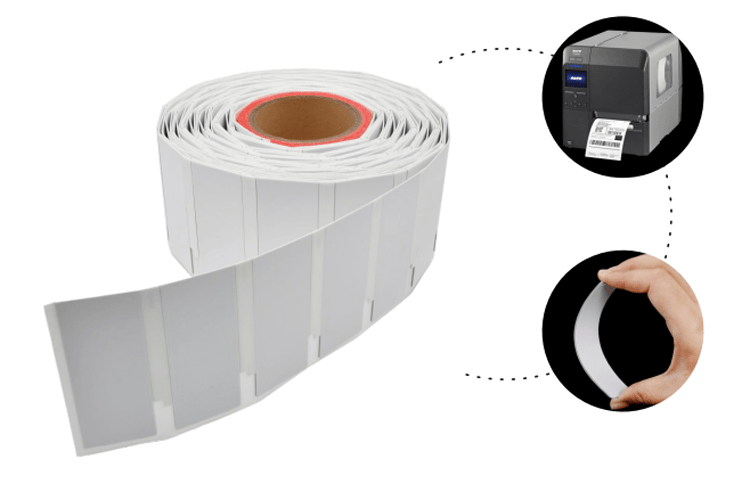 Etichetă RFID UHF flexibilă pe metal, 14 m, pentru logistică, prezentată cu finisaj metalic periat pentru cumpărători care compară soluții taguri UHF RFID flexibile pentru suprafețe metalice.