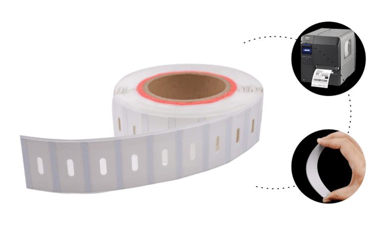 Prim-plan cu o rolă de etichete RFID UHF adezive și imprimabile pentru implementări de urmărire a activelor la volum mare.