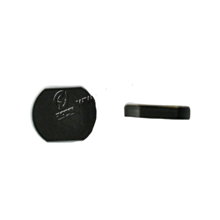 Etichete RFID încorporate pentru elementele metalice afișate cu accent pe sigla gravată pentru proiectele de etichete Ceramic On-Metal UHF RFID.