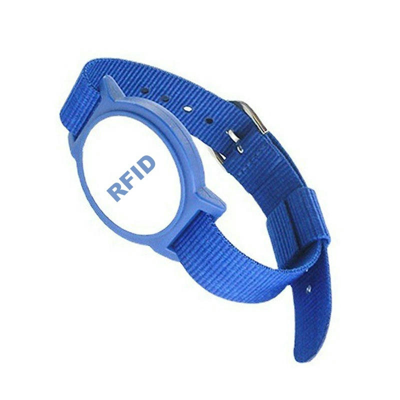 O brățară albastră din nailon imprimat personalizat RFID model nlwb-05; cu un finisaj satinat neted și un glisor alb durabil PVC