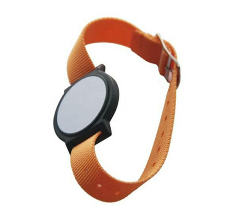 Membri ai unei săli de fitness folosind brățări RFID din nailon nlwb-05 pentru a debloca vestiare și a accesa echipamente prin cipuri NFC