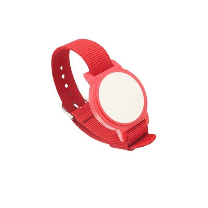 O persoană care poartă brățara personalizată din nailon RFID nlwb-05 la încheietura mâinii pentru a arăta potrivirea confortabilă și aspectul elegant