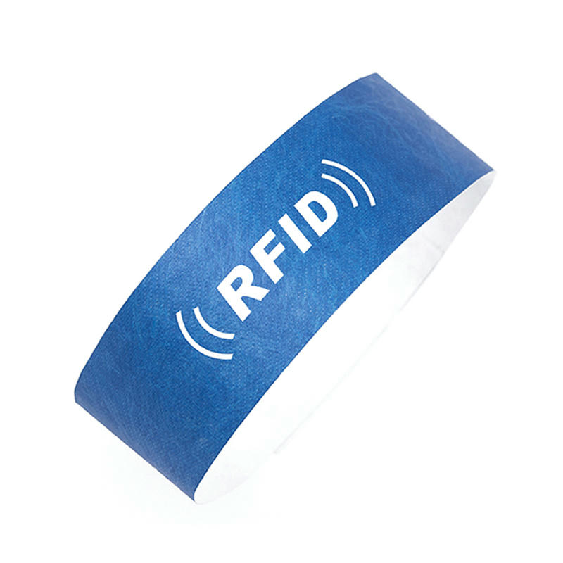Brățări RFID din hârtie de unică folosință PAWB-01, de înaltă calitate, prezentate pentru a evidenția imprimarea clară și închiderea adezivă sigură