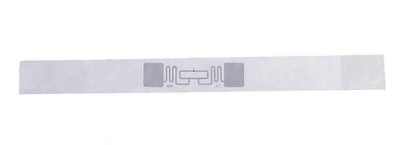 Demonstrație de scanare a unei brățări RFID din hârtie PAWB-01 la o poartă electronică pentru check-in rapid și sigur la o expoziție cu trafic ridicat