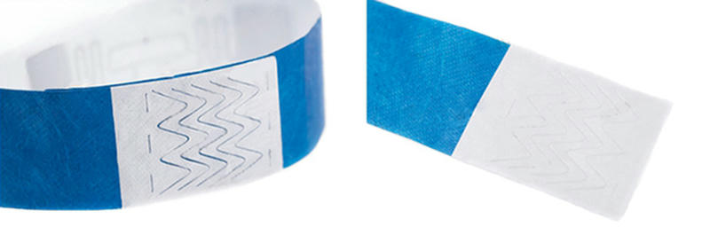 O persoană poartă o brățară RFID din hârtie personalizată PAWB-01, cu potrivire confortabilă și aspect profesional pentru identificarea la evenimente
