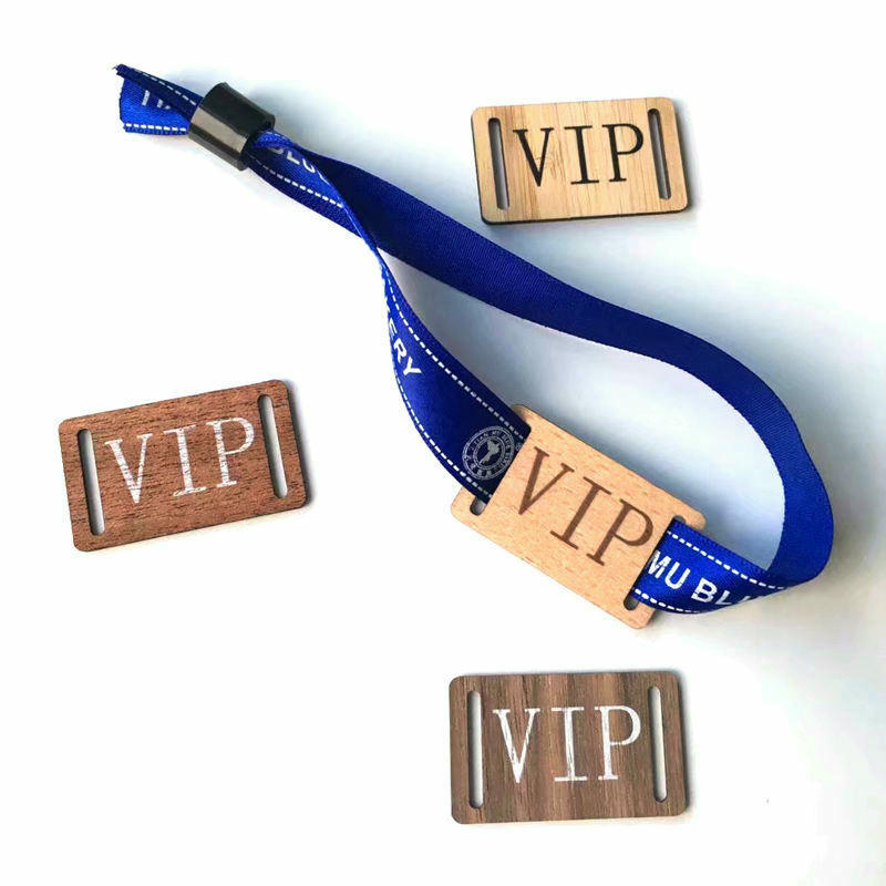 Brățara RFID impermeabilă din lemn WOWB-03 este stropită cu apă pentru a evidenția durabilitatea și potrivirea pentru zone de piscină și spa în resorturi.
