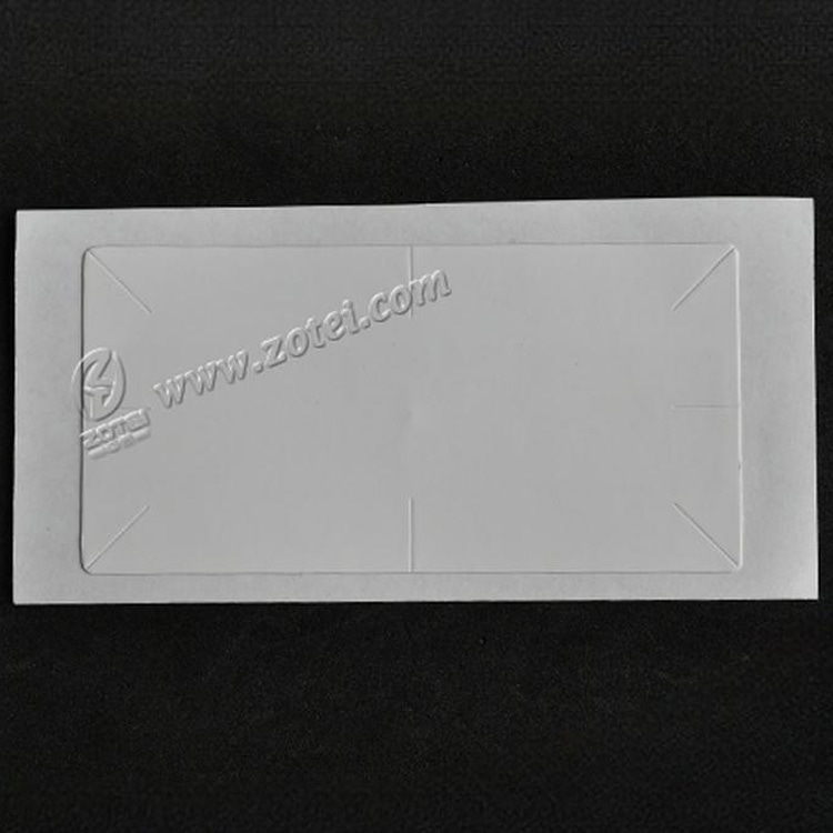 Eticheta RFID UHF pentru parbriz auto este prezentată pe linerul de protecție, evidențiind forma dreptunghiulară și cadrul antenei pentru parcare.