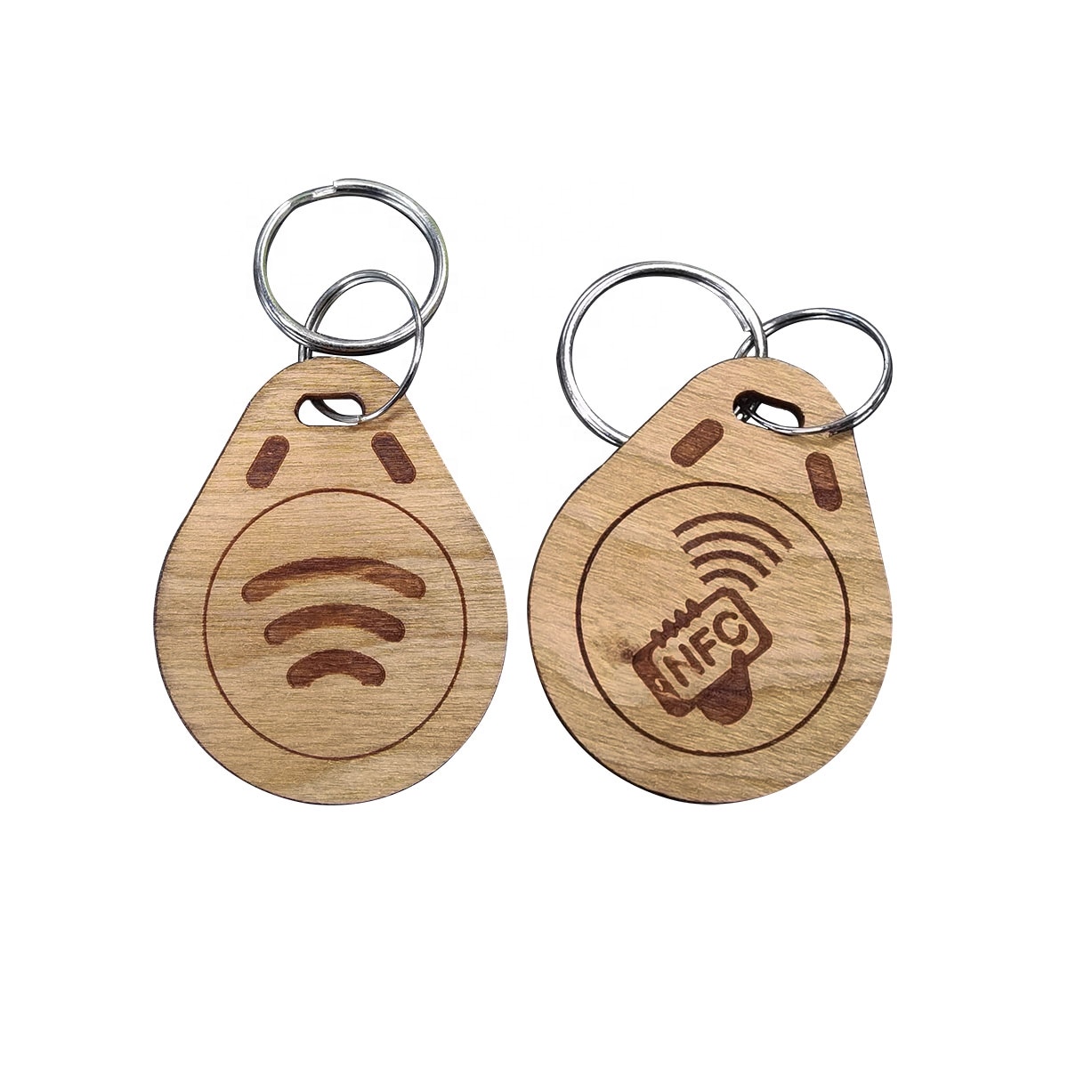 Prim-plan cu două brelocuri RFID din lemn, cu aceeași formă de picătură, gravate cu unde WiFi și pictograme NFC pentru utilizare pe inele.