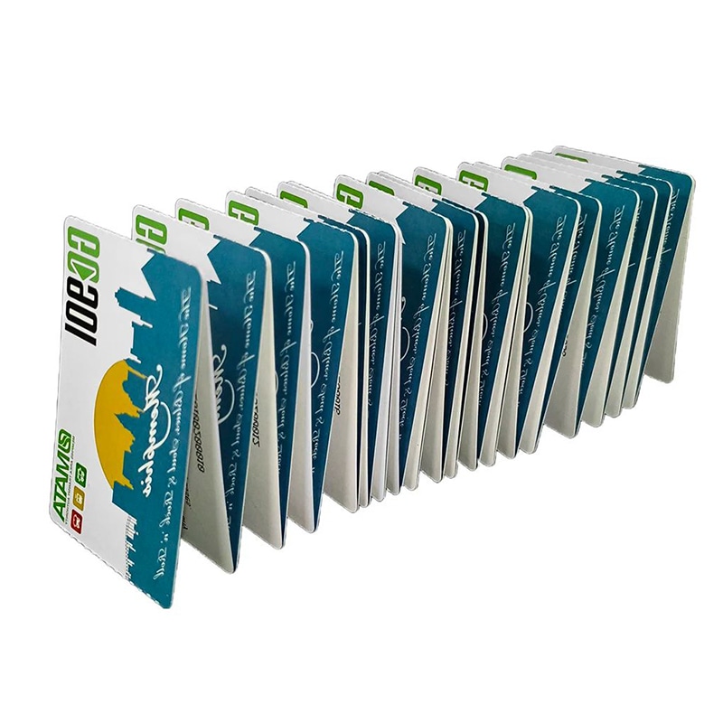 Vedere laterală a biletelor RFID din hârtie pliate tip fanfold, cu margini succesive pentru rupere și validare ușoară.