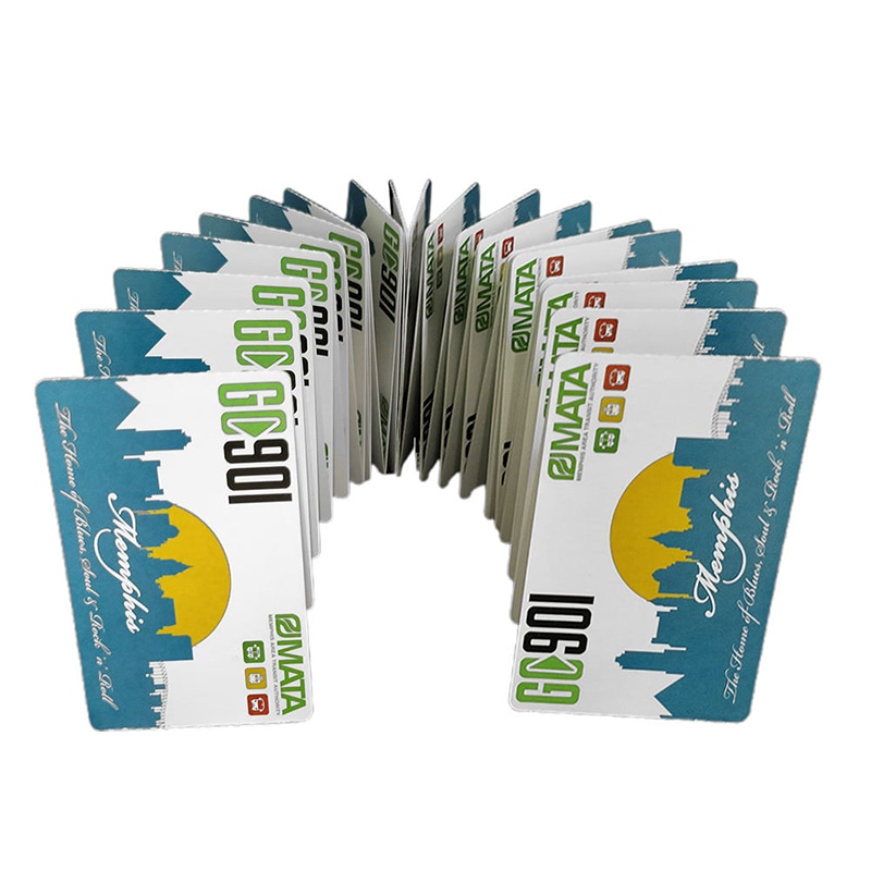 Aranjament curbat de bilete RFID din hârtie tip fanfold, care arată cum legăturile conexate mențin biletele ordonate pentru scanare rapidă în locații aglomerate.