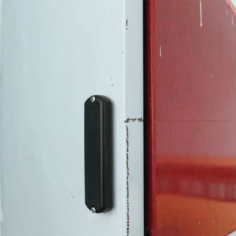 Taguri RFID ABS anti-metal cu rază lungă pentru active în exterior, prezentate din perspectiva muchiei lustruite pentru aplicații taguri RFID ABS pentru suprafețe metalice.