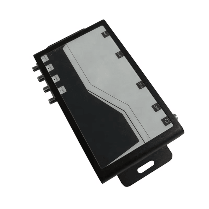 Această imagine prezintă cititorul UHF RFID fix ZK-RFID403 montat într-un unghi diagonal, evidențiind forma carcasei și suportul lateral.