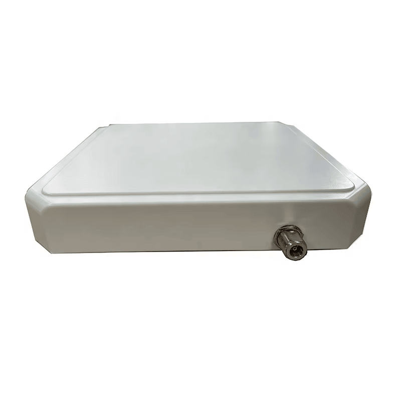 Această imagine arată profilul lateral al antenei cititorului fix ZK-ANT258D UHF cu conectorul RF montat pe partea dreaptă.