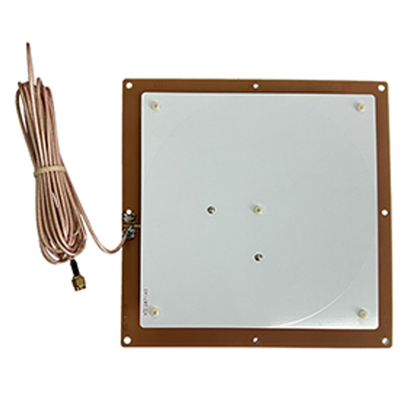 Această imagine arată antena ZK-ANT190D cu bandă completă UHF RFID dintr-un unghi frontal; cu cablul lung care se extinde din partea stângă.