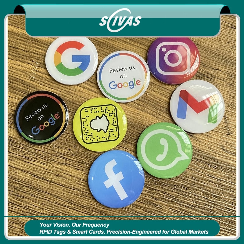 Autocolante epoxidice cu formă personalizată NFC afișate ca insigne rotunde lucioase pe o masă pentru atingeri promoționale și linkuri la rețelele sociale.