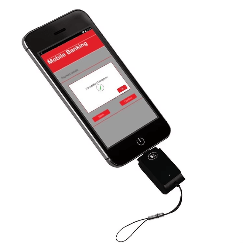 Cititorul de carduri inteligente ACR39T-A1 este conectat la un smartphone pentru a ilustra operațiunile bancare mobile și accesul securizat cu cardul portabil.
