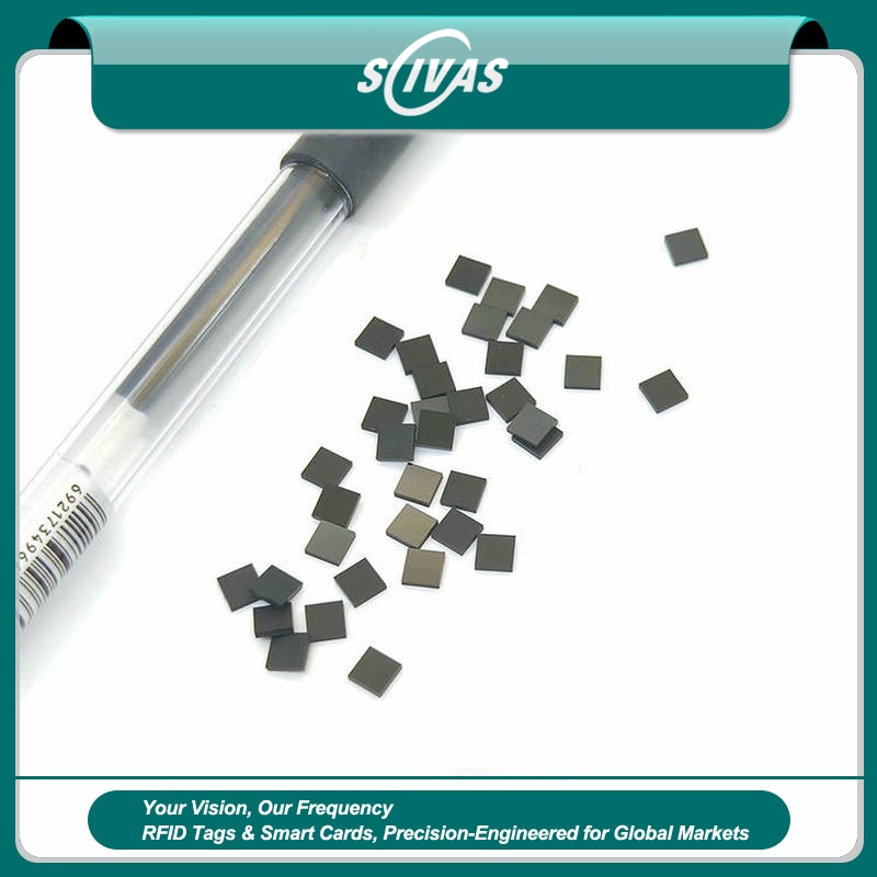 SV-001 micro temperatură înaltă UHF RFID POD etichete afișate lângă un stilou pentru a evidenția dimensiunea minusculă 4x4mm pentru urmărirea materialelor.
