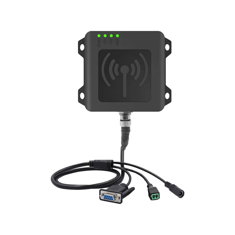 Cititorul industrial CF821 UHF este afișat cu cablul de alimentare al cablului de comunicație și ansamblul conector industrial.