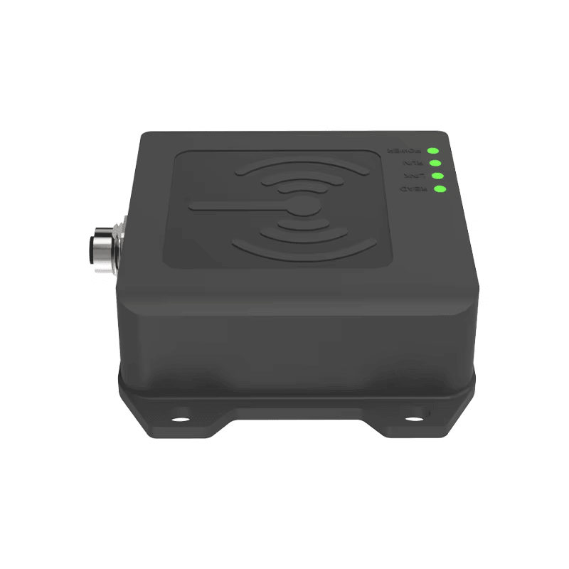 O vedere frontală cu unghi mic arată cititorul industrial CF821 cu un conector rotund impermeabil și patru indicatori de stare LED.