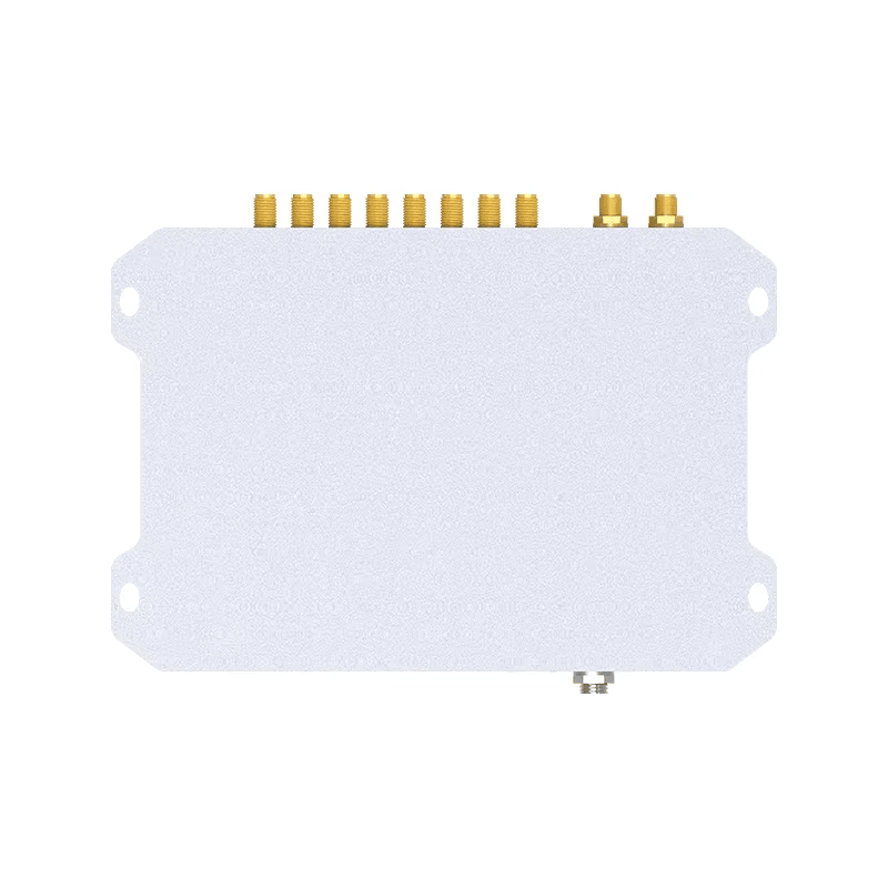 Această imagine arată imaginea din spate a cititorului fix CF800 UHF RFID cu opt conectori de antenă; două porturi wireless și urechi de montare.