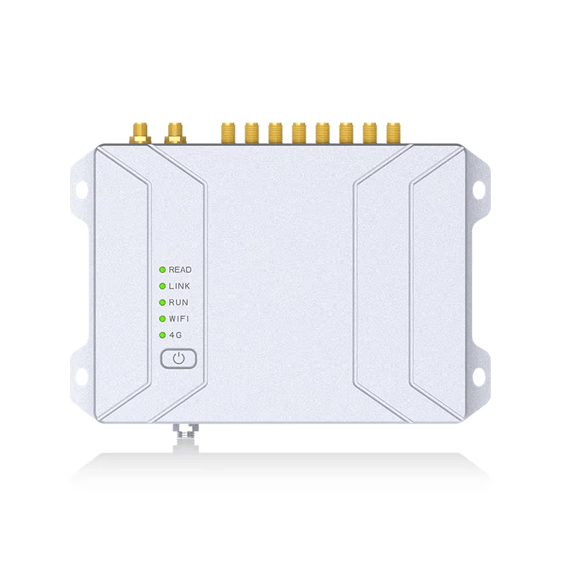 Această imagine prezintă vederea frontală directă a cititorului RFID UHF fix CF800, cu cinci indicatoare verzi de stare și opt porturi de antenă în partea superioară.