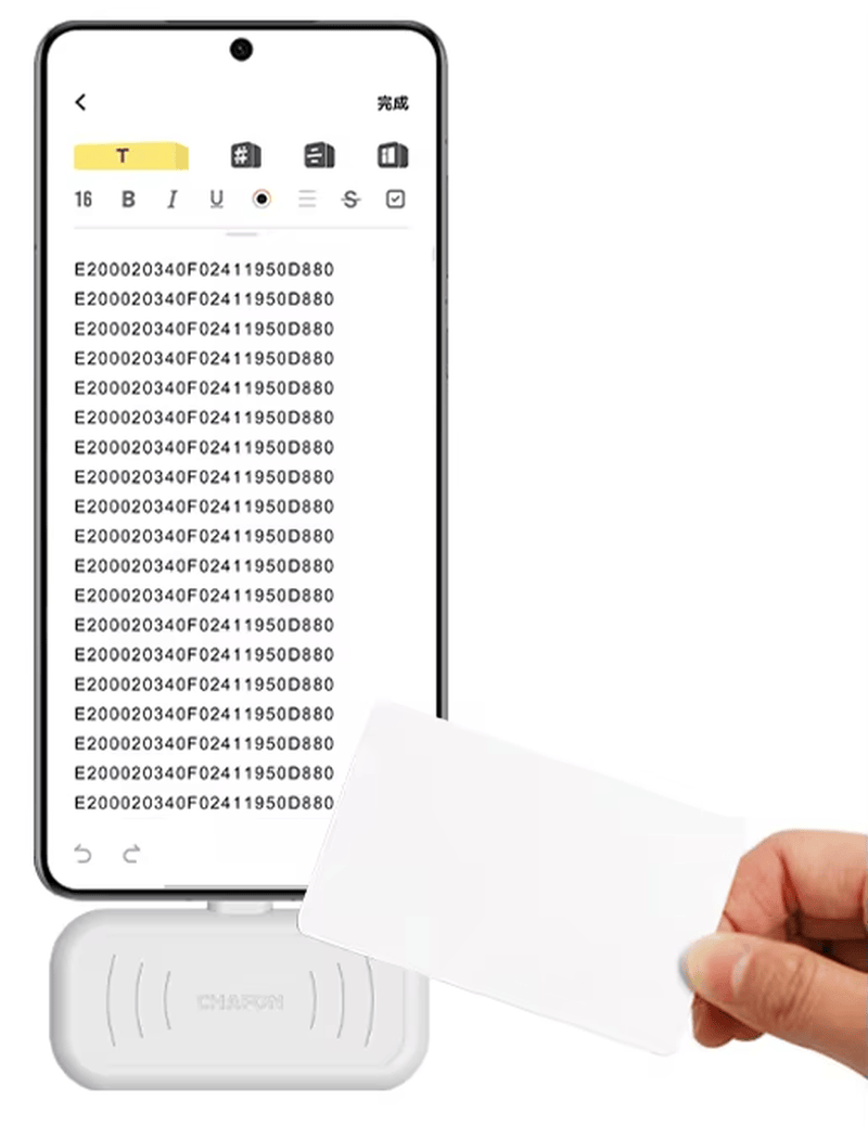 Cititorul UHF RFID H101 este conectat la un smartphone, în timp ce o mână prezintă un card alb pentru verificarea tagului la distanță scurtă.