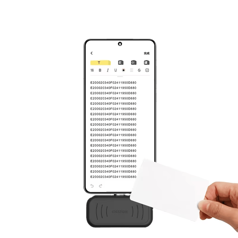 Cititorul H101 UHF RFID este conectat sub un smartphone în timp ce o mână ține un card alb pentru a demonstra în direct captarea datelor EPC.