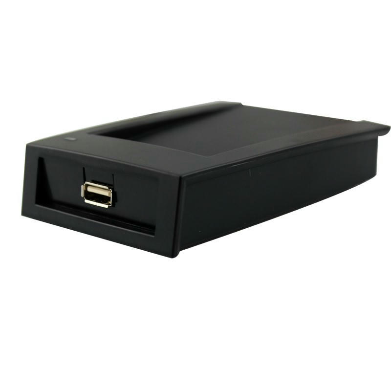 Cititor de carduri MIFARE pentru sisteme HF, prezentat într-o instalare pentru acces la ușă, pentru cumpărători care compară soluții RFID HF 13.56MHz.