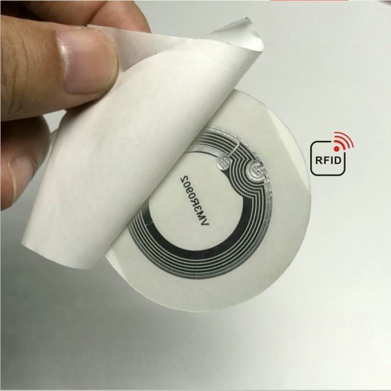 Această etichetă RFID HF avansată cu frecvență dublă combină mai multe frecvențe pentru urmărirea fluidă a bunurilor în lanțul logistic global.