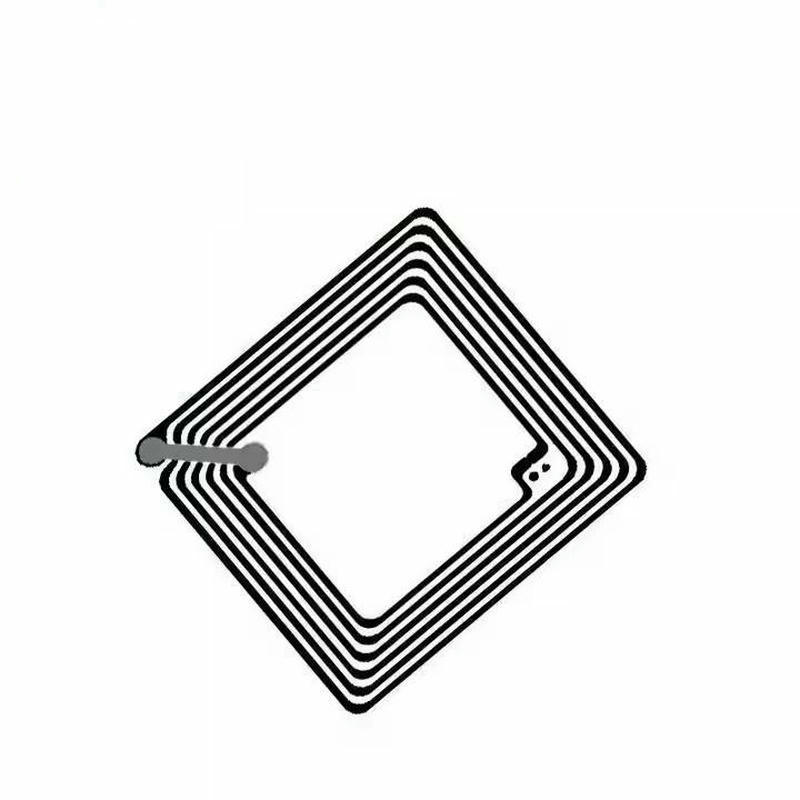Etichetele RFID HF industriale sunt aplicate pe cutii de transport pentru identificarea precisă a stocurilor și monitorizarea logistică în întregul lanț global de aprovizionare