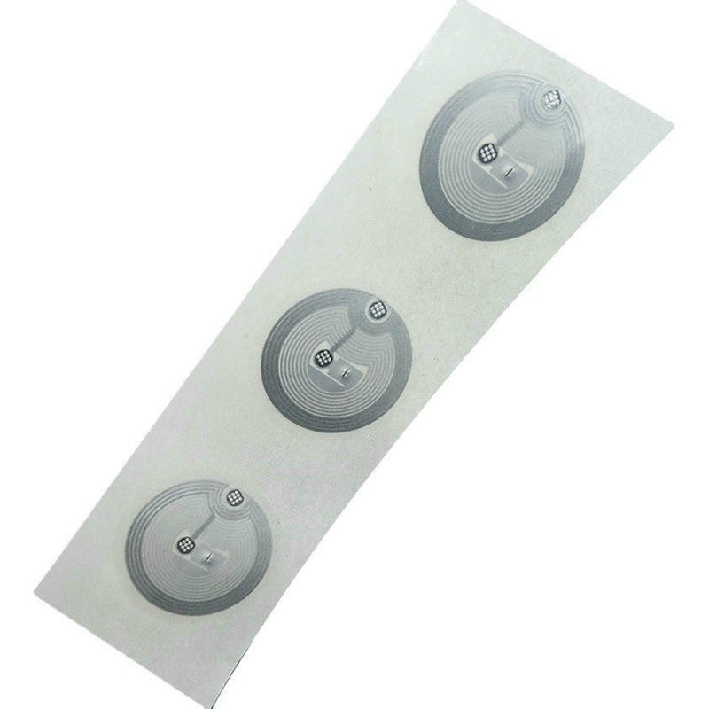 Imaginea de detaliu arată etichete NFC de calitate ridicată pe rolă industrială, pregătite pentru procese automate de etichetare în fabrici.