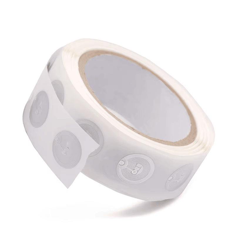 Etichetele NFC specializate sunt integrate în ambalaje de retail pentru a îmbunătăți interacțiunea consumatorilor prin conținut digital interactiv.