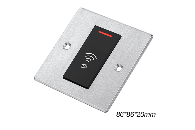 Un utilizator apropie un card de proximitate de cititorul embedded model E, iar LED-ul verde confirmă autorizarea rapidă.