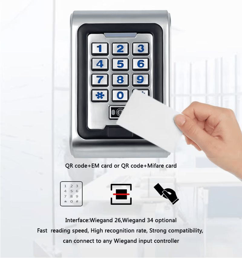 O persoană folosește un smartphone pentru a scana un cod QR dinamic pe cititorul R30-CQ, demonstrând gestionarea rapidă și fără contact a accesului pentru vizitatori