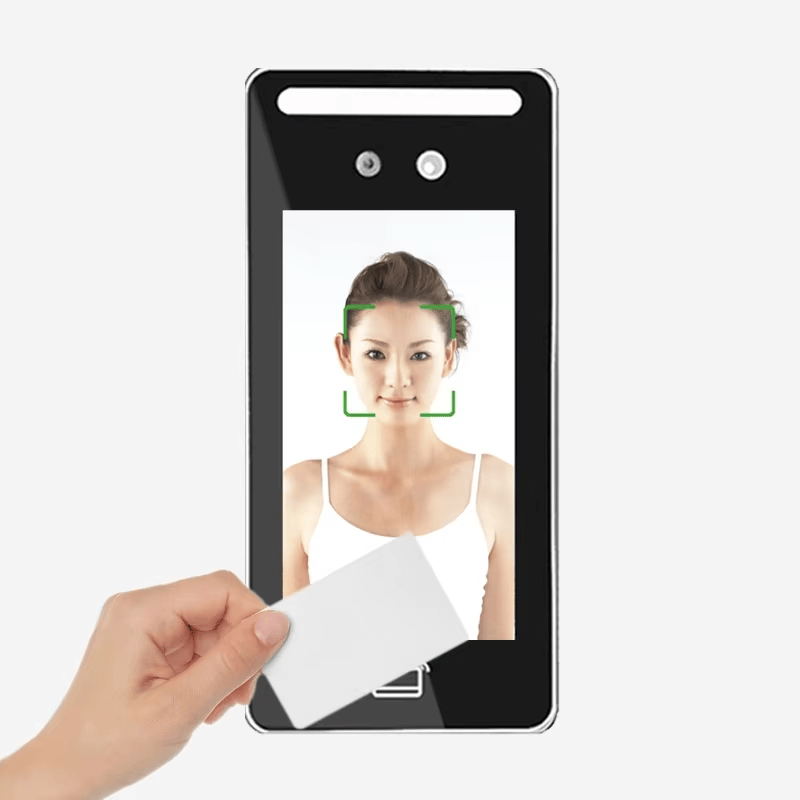 Terminalul de acces la față FV-5 Tuya arată o femeie pe ecran cu o ramă verde a feței; în timp ce o mână prezintă un card RFID dedesubt.