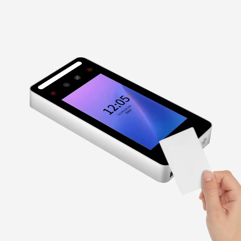 Terminalul de acces la față FV-5 Tuya este afișat într-o vedere înclinată în timp ce o mână atinge un card RFID gol în apropierea zonei cardului.