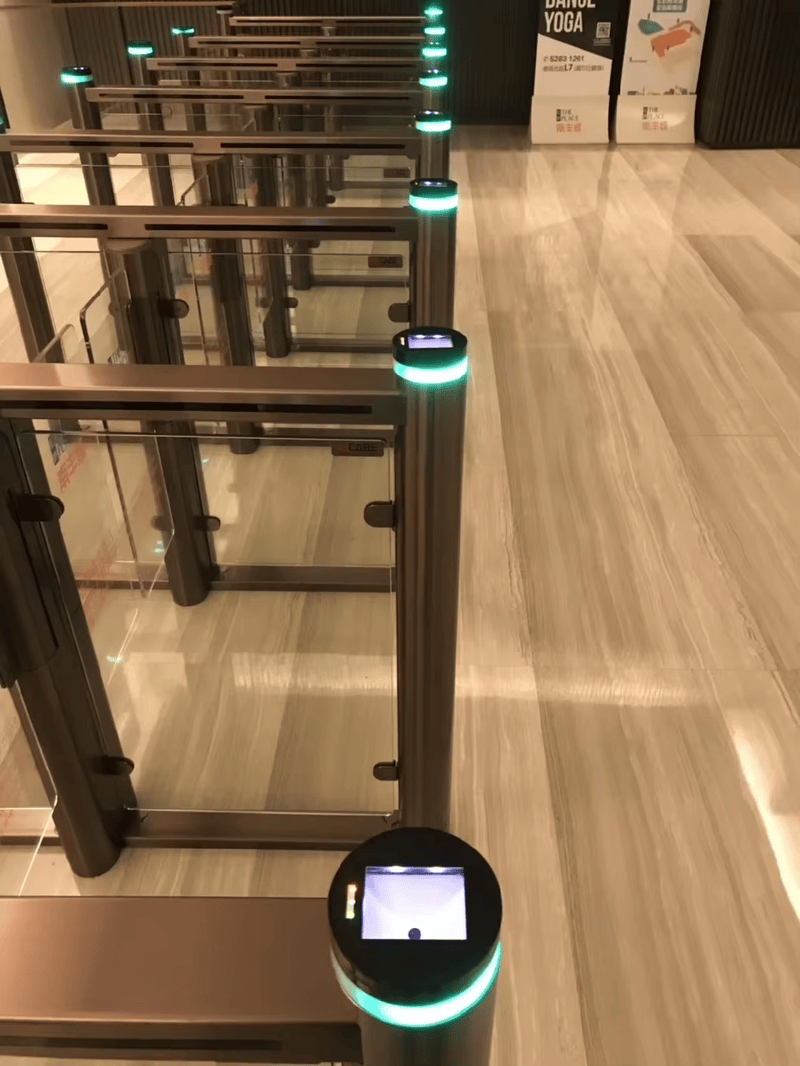 Cititor QR RFID cu ieșire Wiegand prezentând designul pentru montare pe perete.