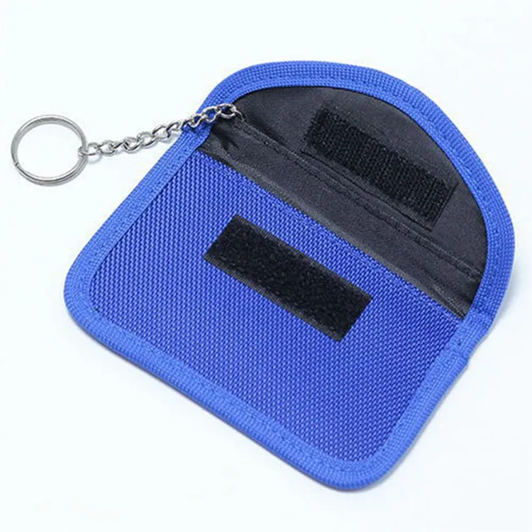 Această pungă RFID Blocking în format de călătorie funcționează ca organizator sigur pentru pașapoarte și carduri de plată.