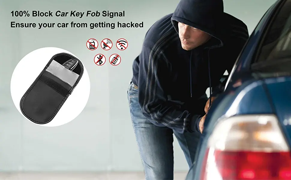 O pungă RFID Blocking roz, cu aspect de fibră de carbon, combină designul modern cu protecția practică a datelor în timpul călătoriilor.