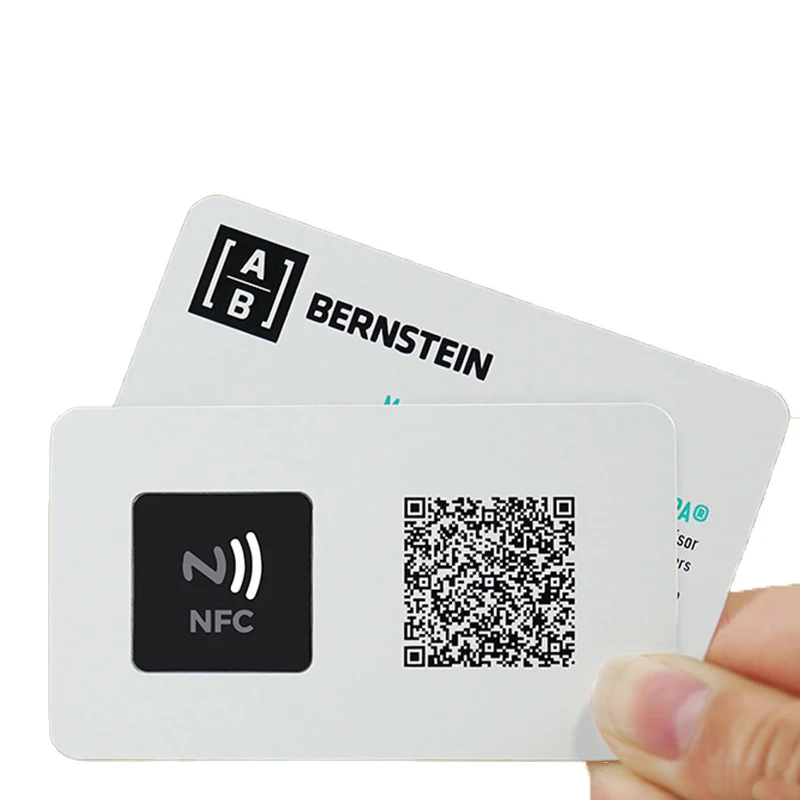 Cărți de vizită NFC metalice personalizate cu text, prezentate în secțiunea descriptivă cu o vedere detaliată a finisajului marginii pentru aplicații cu carduri metalice.