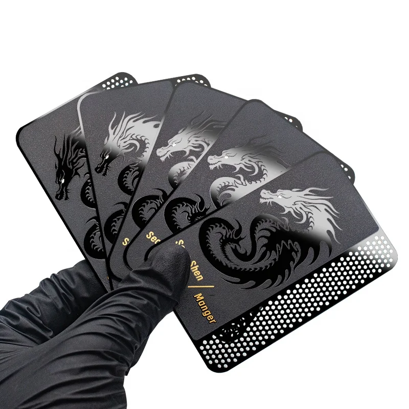 Cărți de vizită metalice gravate cu modele artistice, prezentate în secțiunea de descriere cu vedere de aproape asupra detaliilor produsului pentru aplicații Metal Business Cards.