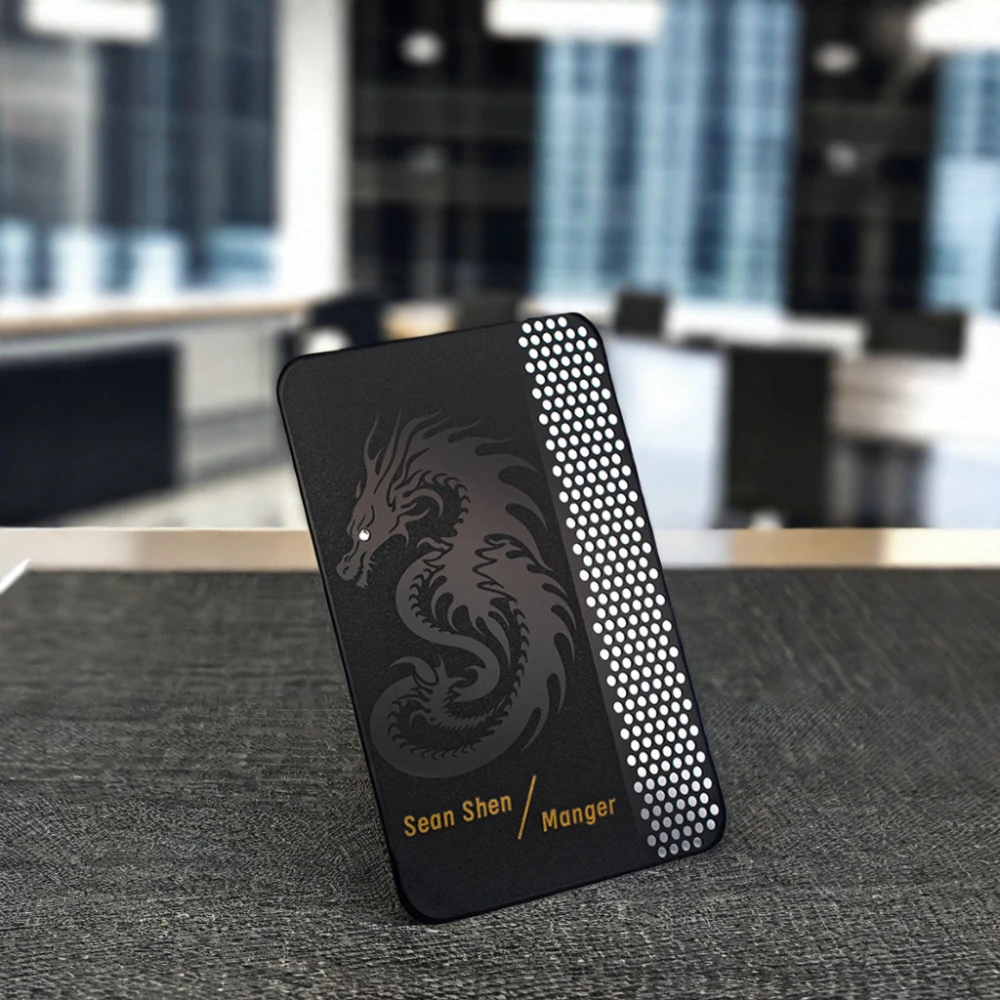 Cărți de vizită metalice gravate cu modele artistice, prezentate în secțiunea de descriere cu detaliu de material și finisaj pentru aplicații Metal Business Cards.