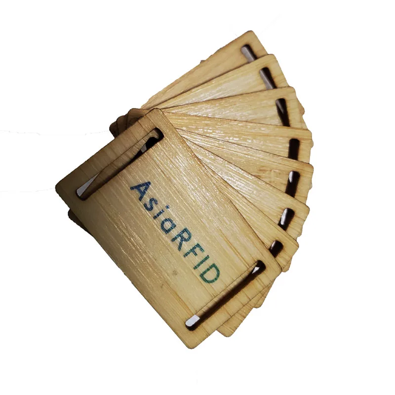 Carduri cadou din lemn gravate la comandă pentru nunți, prezentate în secțiunea de descriere cu vedere de utilizare pentru aplicații Wooden Cards.