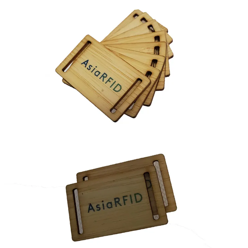 Carduri cadou din lemn gravate la comandă pentru nunți, prezentate în secțiunea de descriere cu exemplu de design personalizat pentru aplicații Wooden Cards.
